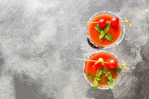 blutig Maria alkoholisch Cocktail mit reif Tomaten und Minze. selektiv Fokus. Kopieren Raum foto