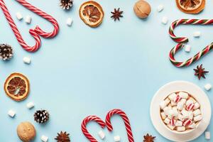 Tasse von heiß Schokolade mit Mäusespeck Kakao Pulver und Karamell Nüsse, Orangen auf Pastell- Blau Hintergrund mit Kopieren Raum. Weihnachten Winter Konzept. foto