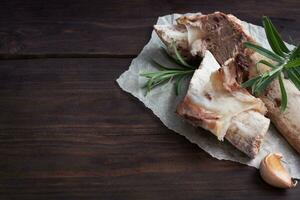 Rindfleisch Knochen und Gemüse Zutaten zum Kochen Brühe. gesund Essen mit Kollagen und Amino Säuren. Kopieren Raum. foto