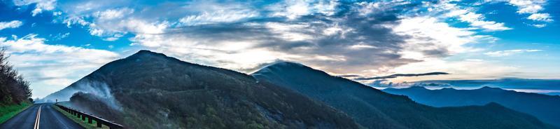 frühmorgendliche Fahrt durch den Blue Ridge Parkway im Frühling foto