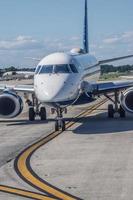 geschäftiger Flughafenverkehr vor dem Abheben der Flugzeuge foto