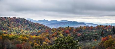 blauer Grat und rauchige Berge, die im Herbst ihre Farbe ändern foto