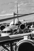 geschäftiger Flughafenverkehr vor dem Abheben der Flugzeuge