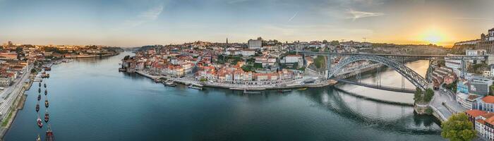 Drohne Panorama Über das Stadt von porto und das Douro Fluss beim Sonnenaufgang foto