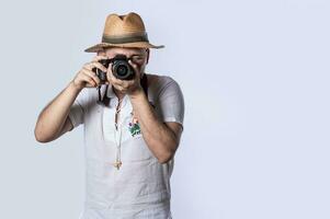 Tourist im ein Hut mit ein Kamera, glücklich Tourist im ein Hut mit ein Kamera um seine Hals foto