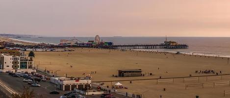 Santa Monica Pier an der Pazifikküste bei Sonnenuntergang foto