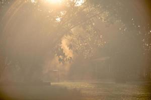 Sonnenstrahlen durchbrechen nach Regen in der Nachbarschaft foto