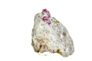 Makro Mineral Stein Rubin im Felsen auf Weiß Hintergrund foto