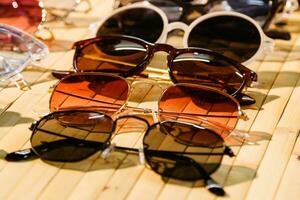 Große Auswahl an Sonnenbrillen und Brillen auf einem Ständer foto