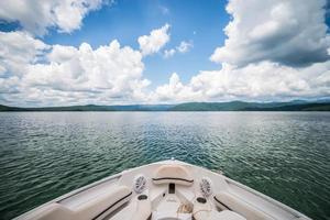 Bootfahren und Camping auf dem Lake Jocassee im Bundesstaat South Carolina foto
