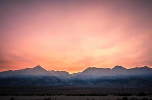 Surrealer Owens Lake bei Sonnenuntergang in Kalifornien, USA foto