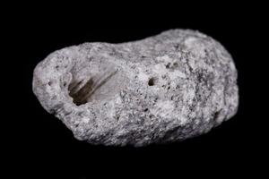 Makro Mineral Stein Bimsstein auf schwarz Hintergrund foto
