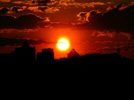 Herbstroter Sonnenuntergang mit einem lila Himmel foto