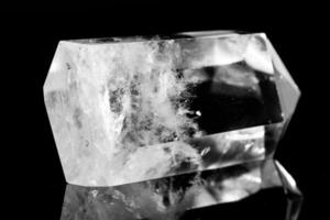 Makro-Mineralstein Kristall Bergkristall auf schwarzem Hintergrund foto