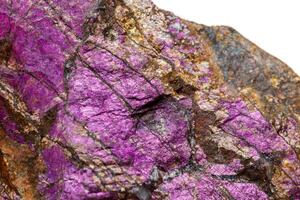 Makro Mineral Stein purpureus, lila Purpurit im das Rasse ein Weiß Hintergrund foto