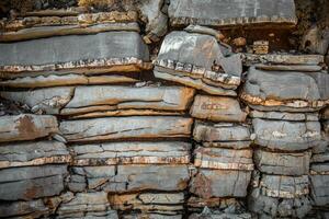 komprimiert Stein Schichten auf ein montain im Rhodos, Griechenland foto
