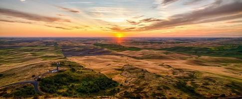 Palouse Felder und Bauernhöfe bei Sonnenuntergang Landschaft von Steptoe Butte foto