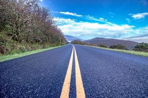 Fahren auf Blue Ridge Parkway im Frühjahr foto