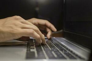 Hände auf Laptop Klaviatur, schließen oben von Hände auf Tastatur foto