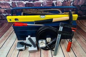 Werkzeugkasten mit elektronischem Material und Ausrüstung für die Installation foto