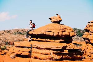 Reisender sitzt auf einem Felsen im südafrikanischen Magaliesberg-Plateau foto