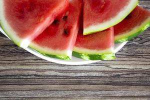 Wassermelone auf einem Holzplan. Scheiben reife Wassermelone foto