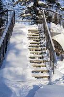 Stadtpark im Winter. Treppe zur Tanzfläche im Stadtpark foto