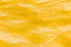 alter gelber Sonnenschutz aus Kunststoff mit Staub