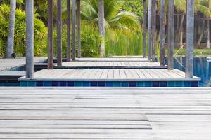 Nahaufnahme Schwimmbad mit Treppe und Holzdeckstair foto