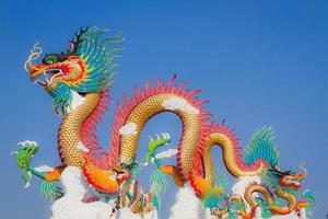 chinesische drachenstatue mit zwei kleinen vögeln auf dem rücken