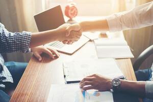 Geschäftsleute Handshake Gruß Deal bei der Arbeit. foto