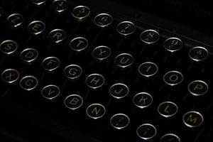 Schlüssel mit Buchstaben der alten schwarzen Schreibmaschine