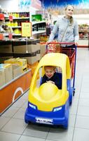 Kind freundlich Supermarkt Einkaufen foto