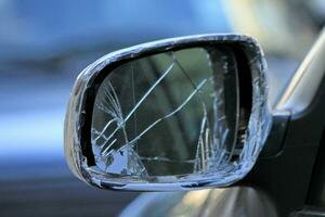 beschädigt Rückansicht Spiegel auf ein Auto foto
