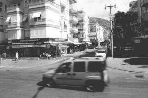 interessant Original Türkisch Straßen und Häuser im das Stadt von Alanya foto