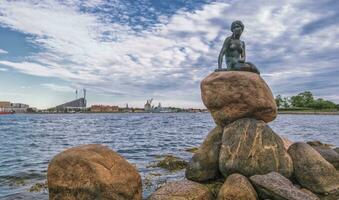 Kopenhagen, Dänemark, Juni 14, 2019 Bronze- Statue von das wenig Meerjungfrau, den lille havfrue foto