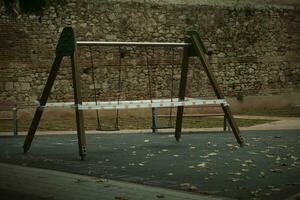 abgesperrt aus ein Rahmen schwingen im ein Kinder Spielplatz foto