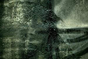 dunkel grungy alt Mauer mit unordentlich Bürste Schlaganfälle foto
