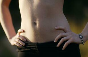 Mädchen Bauch mit Piercing foto