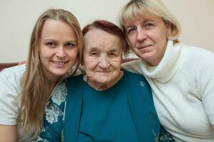 Familie Porträt mit Mutter, Tochter und Oma foto