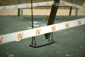 schwingen im ein Kinder Spielplatz abgesperrt aus foto