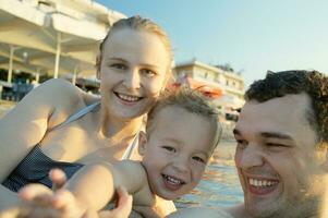 glücklich jung Familie beim das Strand foto