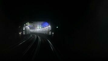 Paris Metro U-Bahn mit Bahnhof im Hintergrund foto