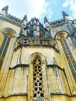 gotisch die Architektur, extern Wände von das uralt Kloster schließen hoch. foto