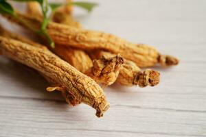 Ginseng Wurzeln und Grün Blatt, organisch Natur gesund Lebensmittel. foto