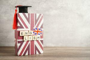 Englisch Buch mit Absolvent Hut, Lernen und Lernprogramm zum Ausländer. foto