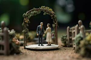 Miniatur Zahl von Jungvermählten. Mann und Ehefrau im Hochzeit Kleidung. Bogen und Dekorationen mit Blumen. glücklich wenig Spielzeug Mann und Frau erstellt mit generativ ai Technologie foto