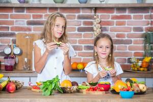 Mutter und Töchter Kochen zusammen im das Küche. gesund Essen Konzept. Porträt von glücklich Familie mit frisch Smoothies. foto