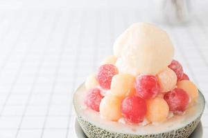 Eismelonen-Bingsu, berühmtes koreanisches Eis auf dem Tisch foto