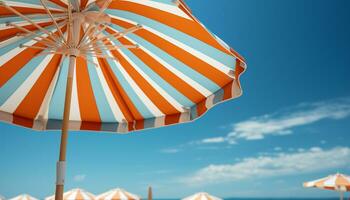 Sommer- Urlaube Blau Himmel, sandig Strand, gestreift Regenschirm, Entspannung generiert durch ai foto